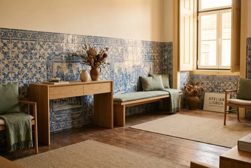 Cozinha ou sala portuguesa com azulejos antigos e mobiliário contemporâneo de carvalho em diálogo