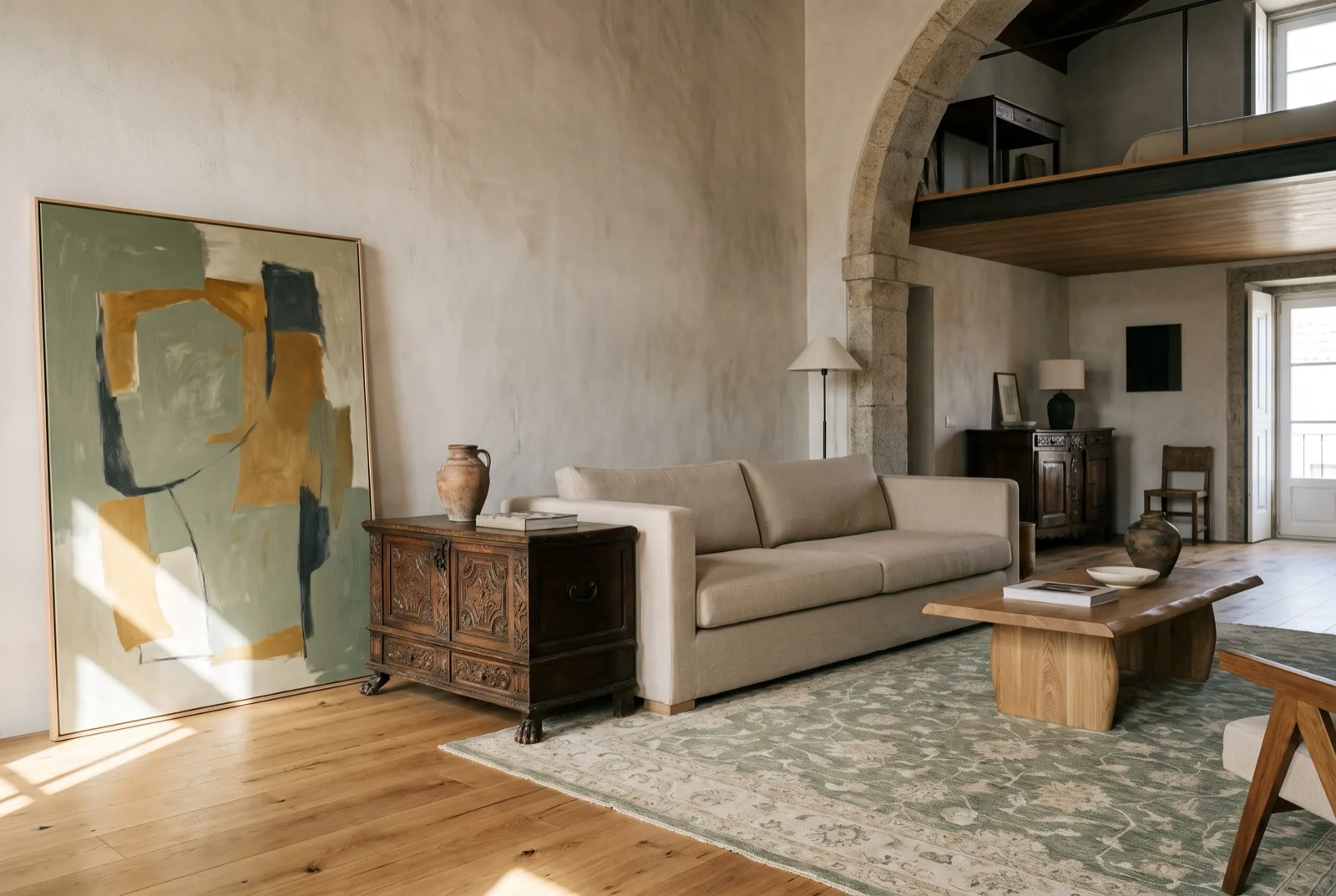 Sala que mistura dois estilos com intenção: sofá contemporâneo e cómoda antiga unidos pela madeira