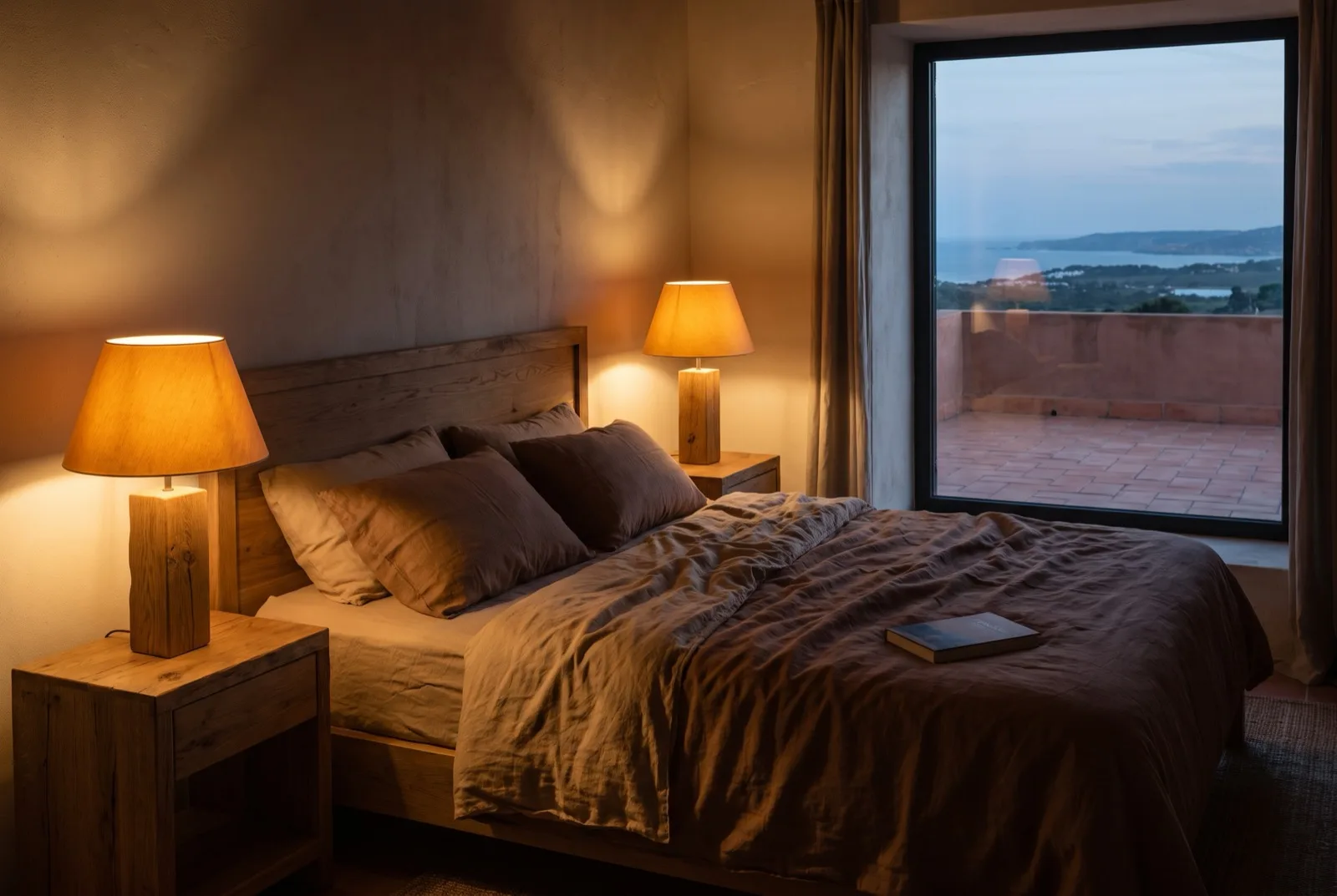 Quarto ao fim do dia com candeeiros de mesinha acesos em luz âmbar e teto apagado