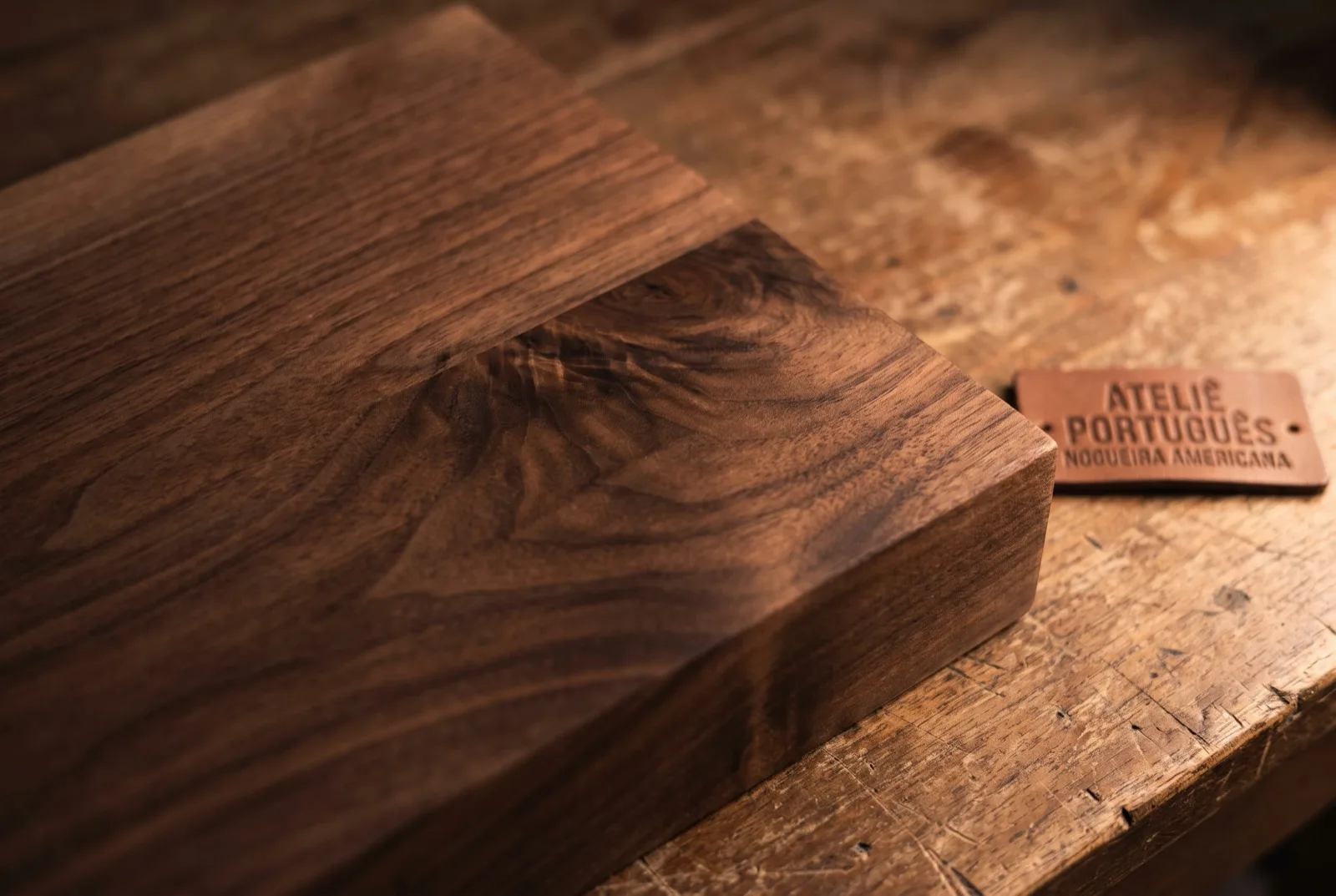 Madeira de nogueira em grande plano: veio profundo castanho-chocolate com acabamento acetinado